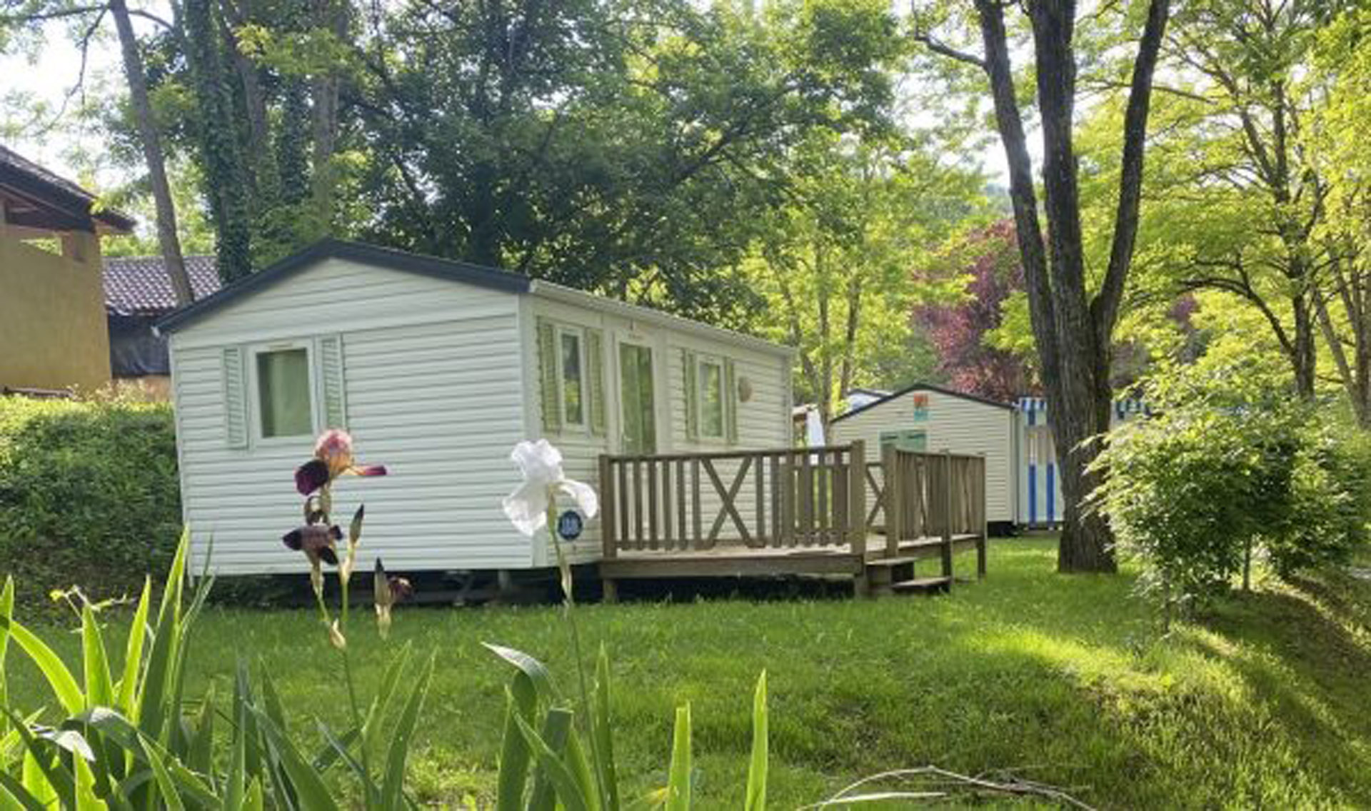 mobil home 4 personnes nature terrasse bois camping 3 etoiles letrel dordogne 10