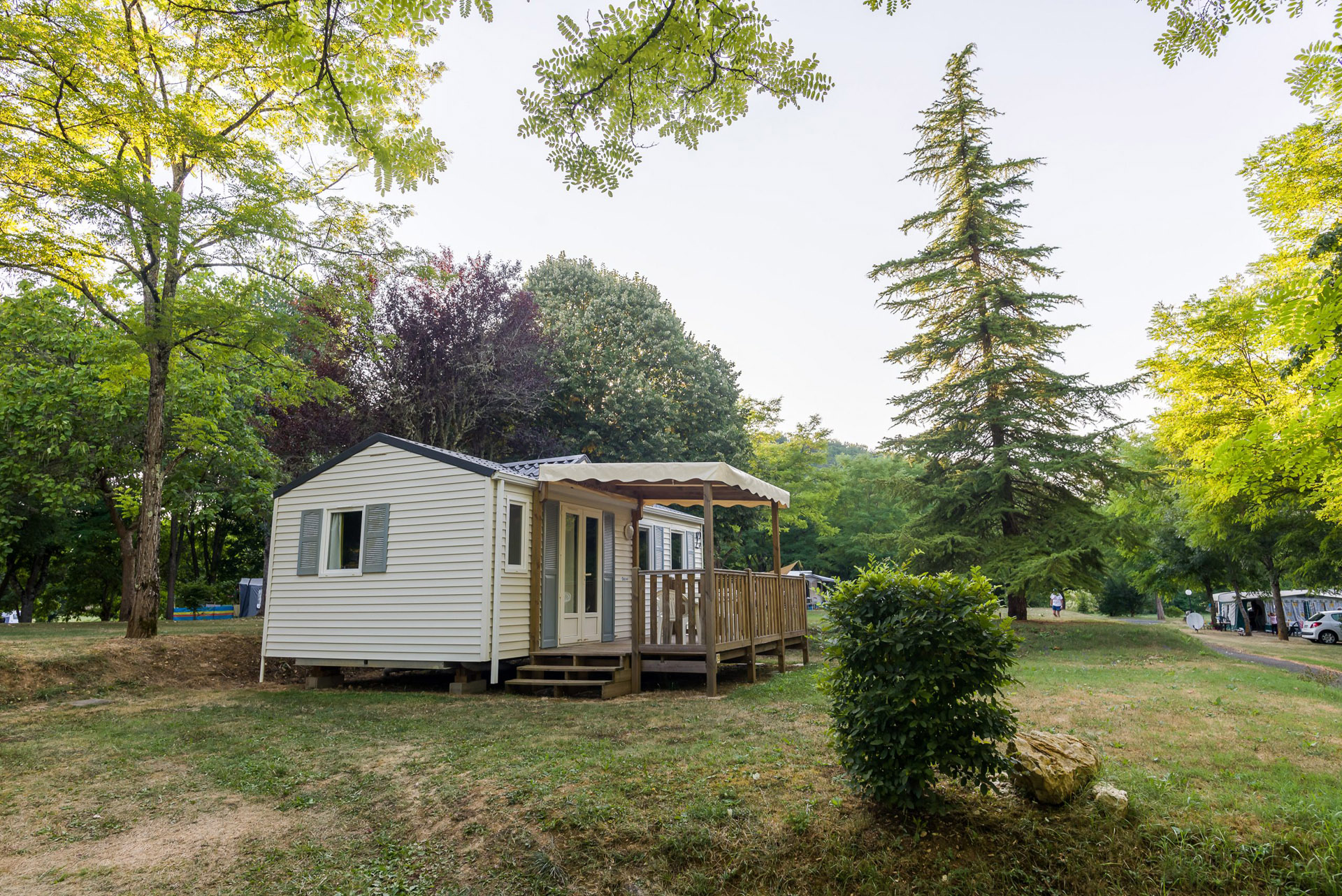 mobil home 4 personnes nature terrasse bois semi couverte camping 3 etoiles letrel dordogne 1