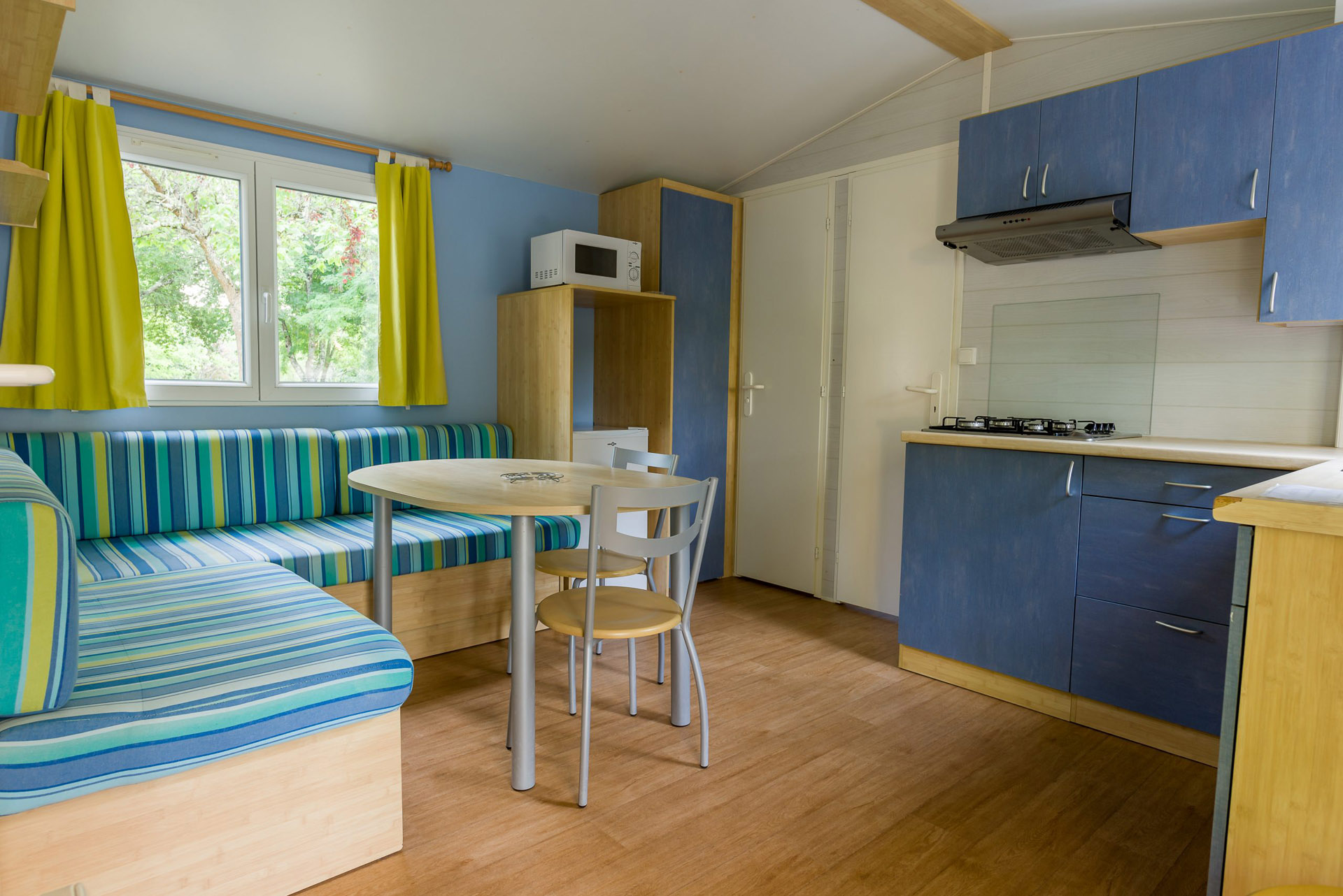 mobil home 4 personnes nature terrasse bois semi couverte camping 3 etoiles letrel dordogne 3