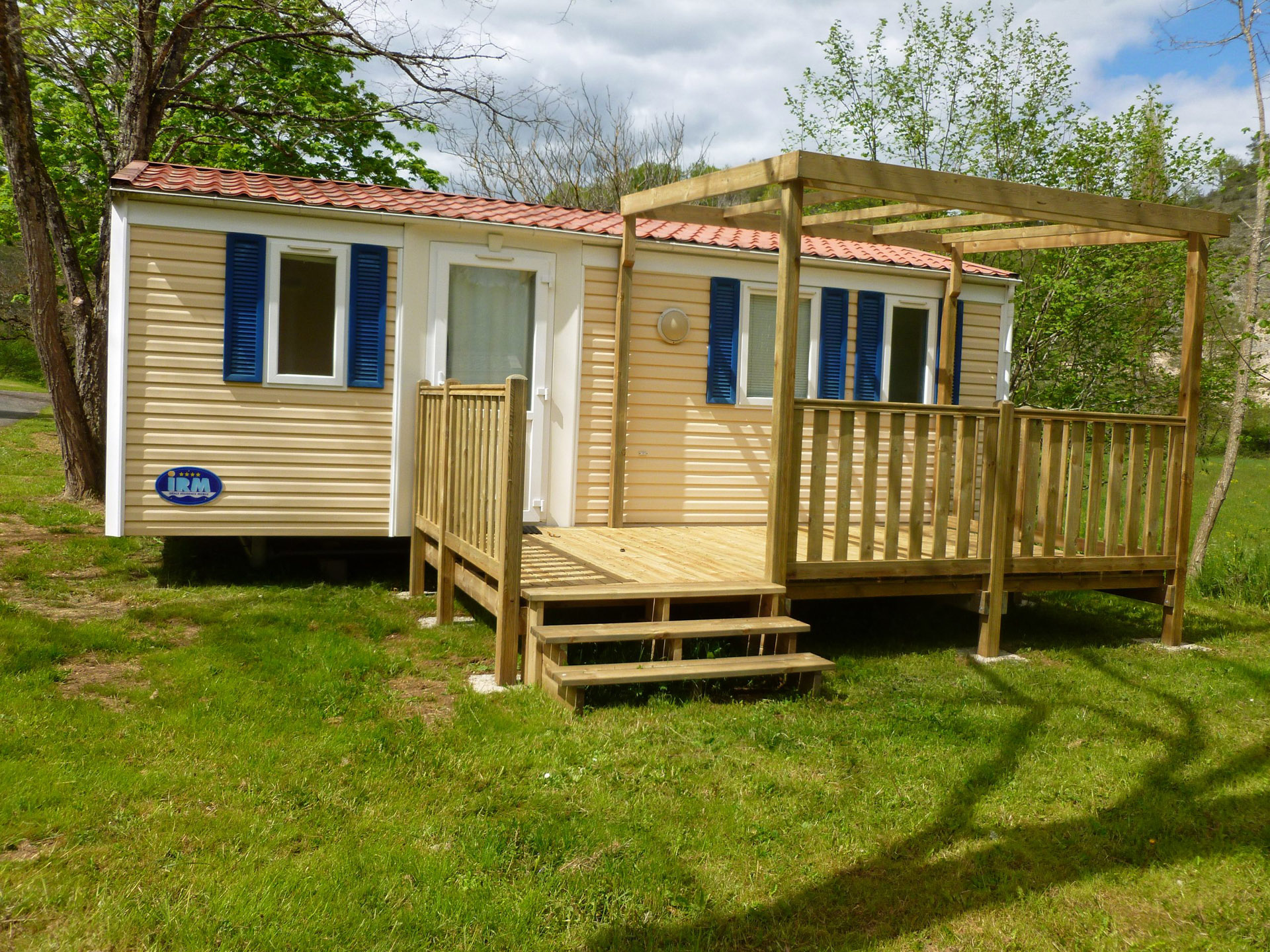 mobil home 4 personnes nature terrasse bois semi couverte camping 3 etoiles letrel dordogne 8