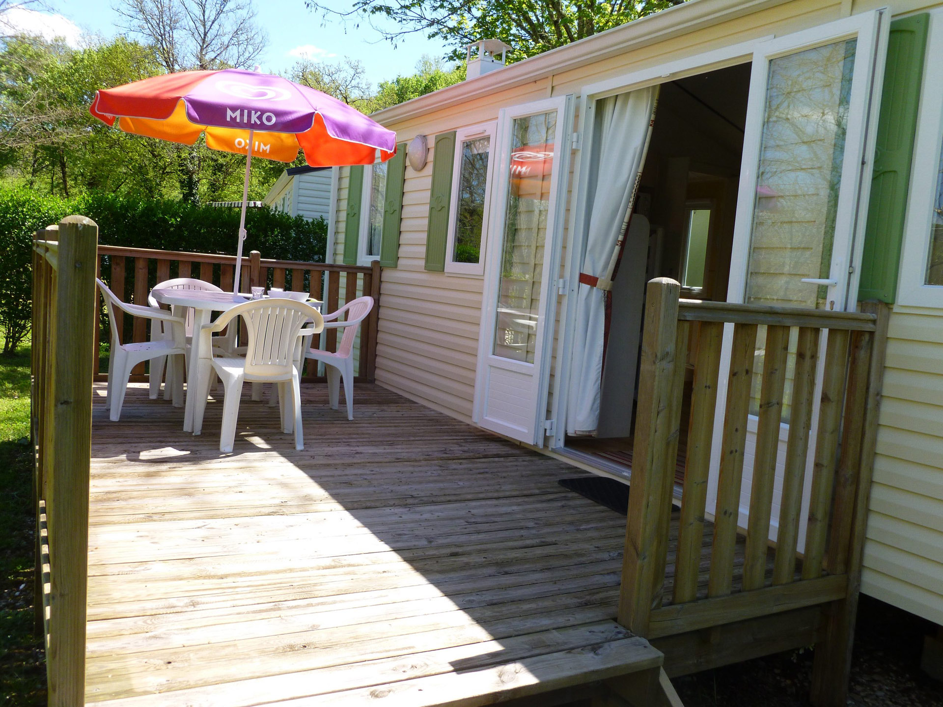 mobil home 5 personnes nature terrasse bois camping 3 etoiles letrel perigord noir 8