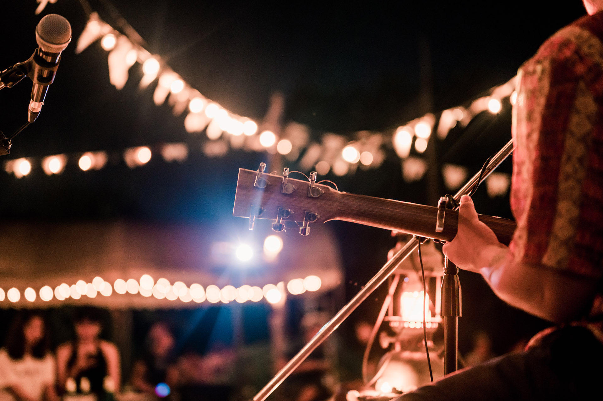 Musicians playing guitar at music festivals, lights, music, concerts, mini concerts. music festivals
