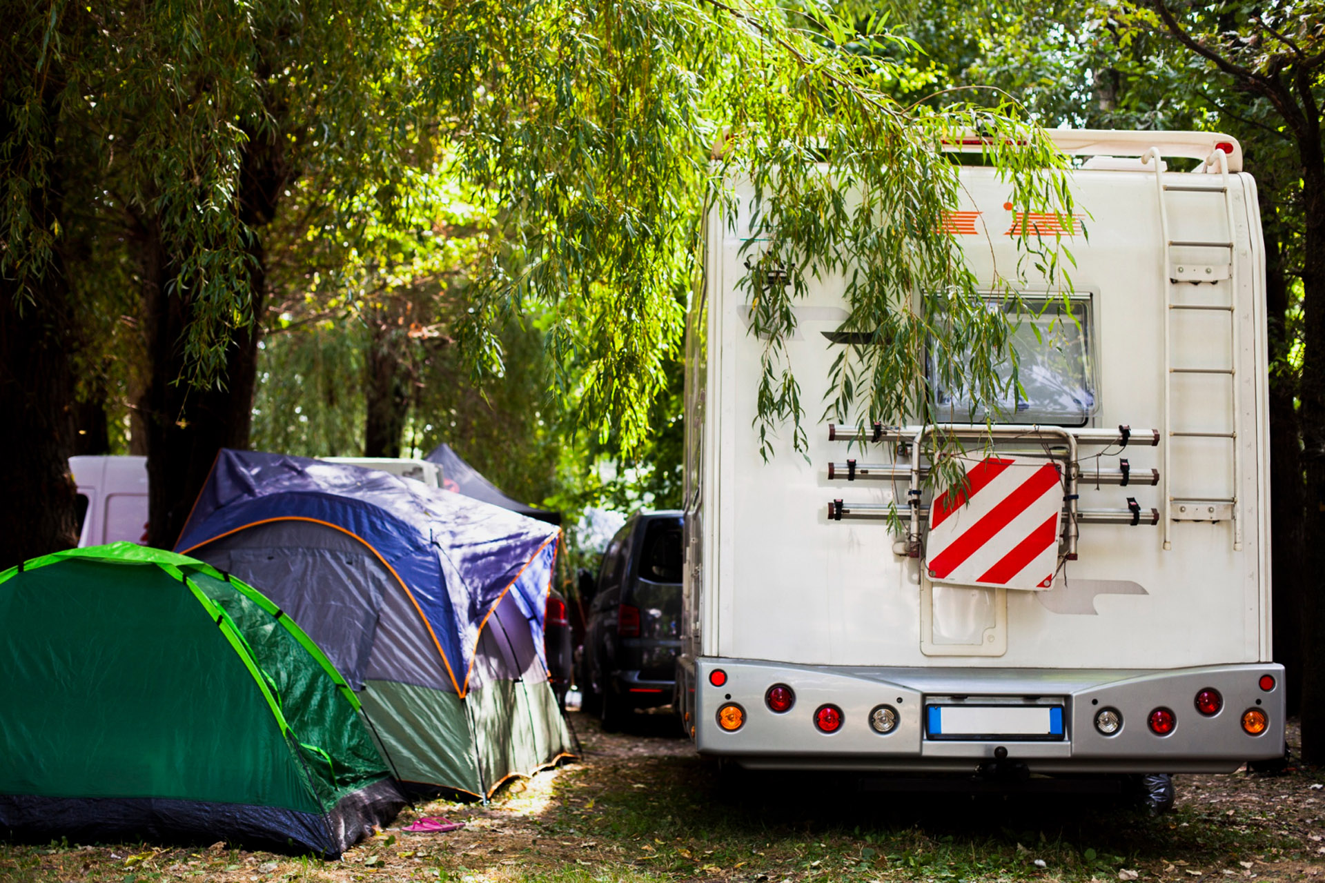 services parking individuel camping letrel 3 etoiles perigord dordogne perigord