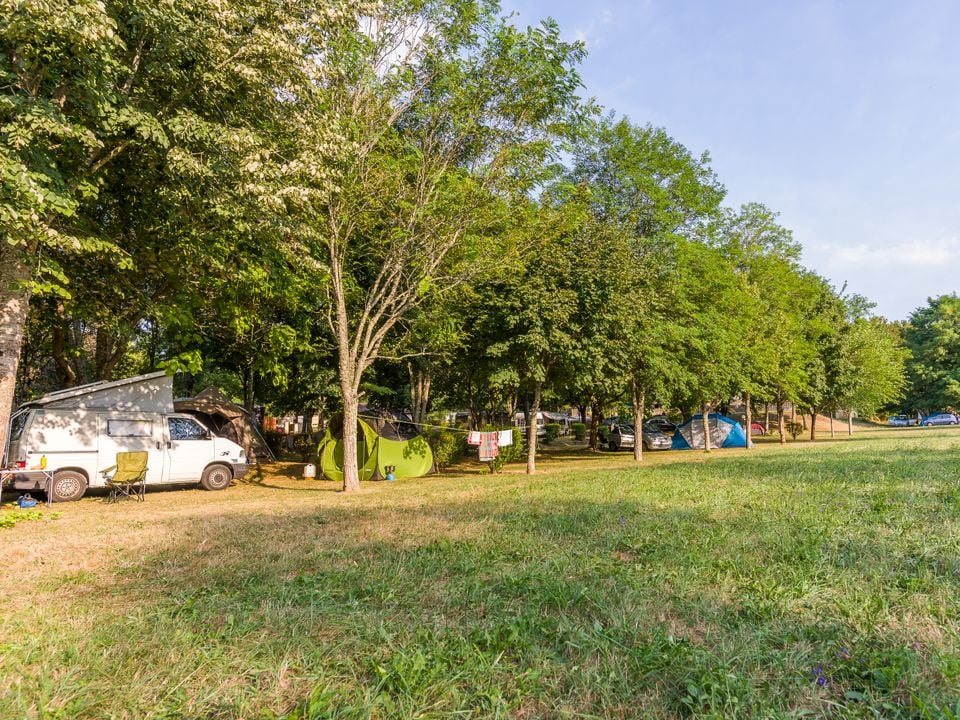 emplacement camping campingcar tente nature calme camping letrel 3 etoiles perigord noir (4)