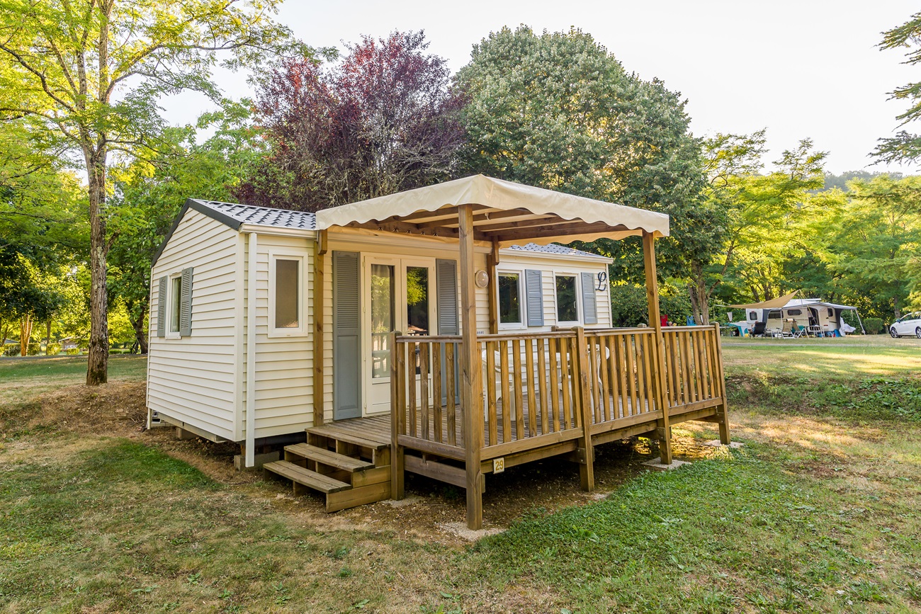 mobil home 4 personnes nature terrasse bois semi couverte camping 3 etoiles letrel dordogne
