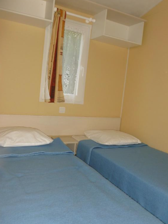 mobil home 4 personnes nature terrasse bois semi couverte camping 3 etoiles letrel dordogne