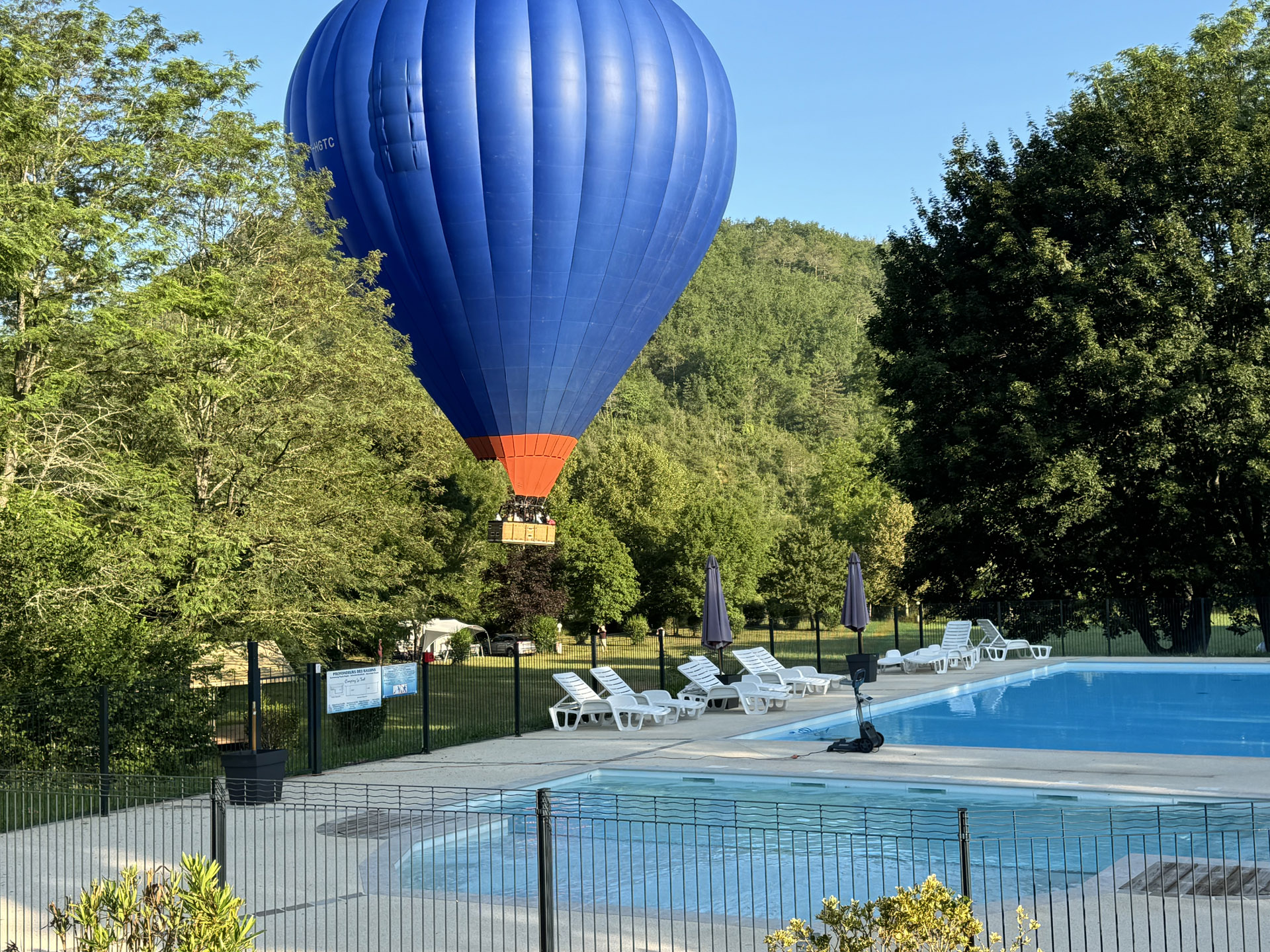 vue atterrissage montgolfiere camping letrl animations famille nature camping letrel 3 etoiles saint pompon dordogne 2